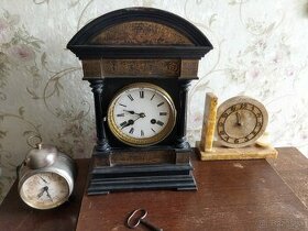 Starožitné hodiny a budíky. Retro dvoje dřevěné hodiny