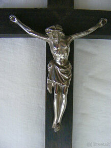 drevený kríž s ukrižovaným Kristom