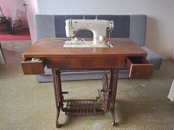 Obrazy, Šijaci stroj, Rádiogramofón