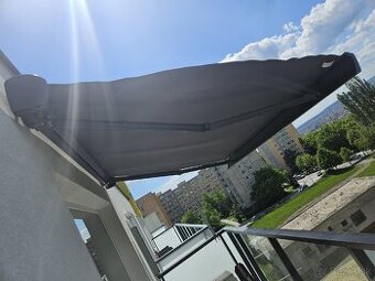 Markíza na baterku so solárnym nabíjaním