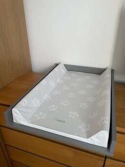Prebalovaci pult na komodu