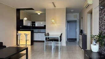 Na prenájom štýlový 2-izbový byt s veľkým balkónom a dvojgar