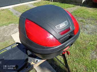 Kufor na motorku Givi Monolock.