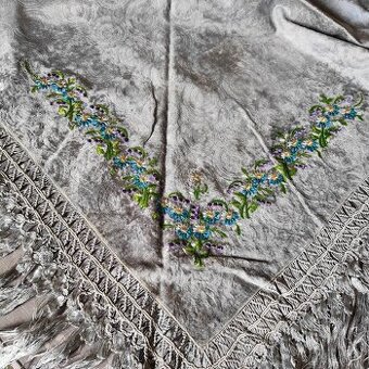 Stará šatka k piešťanskemu kroju