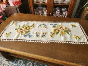 Krásna maslový štóla s výraznou vlnenou výšivkou kvetov 95x3 - 1
