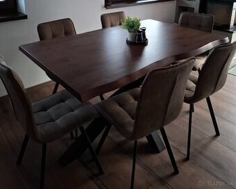 Masívny jedálenský stôl