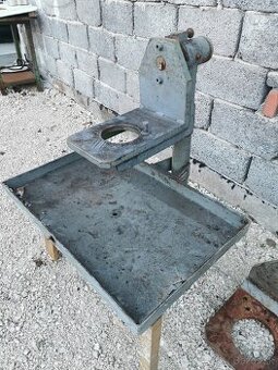 Stojan, držiak na motory, prevodovky a pod.