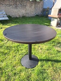 Stôl s kovovou nohou