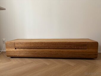 Skrinka pod TV z masívneho dreva