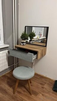 Dámsky toaletný stolík