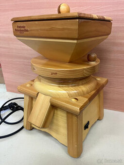 Stolový mlynec na mletie obilia