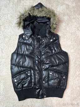 Čierna vesta s odopinatelnou kapucou