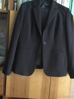 Raz obleceny kvalitny nohavicovy kostym