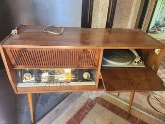 Starožitné rádio s gramofónom