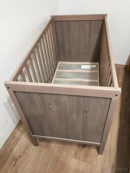 Predám detskú postieľku a komodu s prebaľovacím pultom