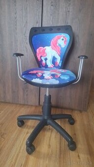 Dievcenska kancelarska stolicka