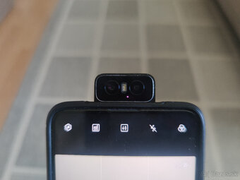 Asus s otočným/výklopným fotoaparátom