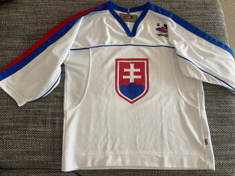 Dva hokejové dresy