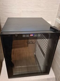 Vinotéka / chladnička na víno.