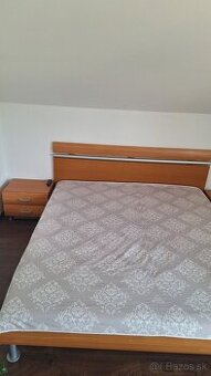 Manzelská posteľ drevená matrace zadarmo nočné stolíky