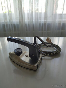 Predám starú el. "cestovnú" žehličku