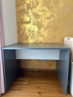 Pracovný (písací) stôl v šedej farbe