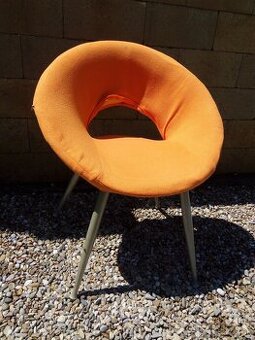 Nadčasová stolička.