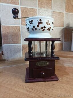 Drevený mlynček na kávu