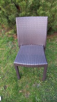 Predám záhradné stoličky z umelého ratanu.
