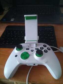 Gamepad certifikovaný xboxom na iPhone