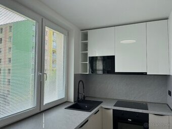 NOVINKA MODERNÝ, KRÁSNY 3IZBOVÝ BYT S LOGGIOU, KE TERASA