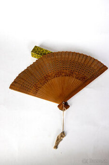 Starožitný drevený vejár v krabičke