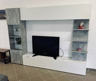 Moderná obývačková stena – betónový dekor + biela, sklenená