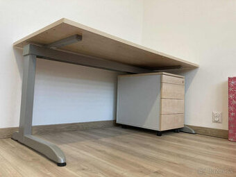 Kvalitný kancelársky stôl + uzamykateľný kontajner