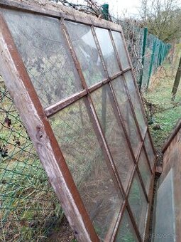 Staré drevené okno so sklom