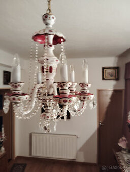 Lustre opalove sklo.