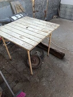 STARY STOL SO ZELEZNYMI NOHAMI AJ VYMENA