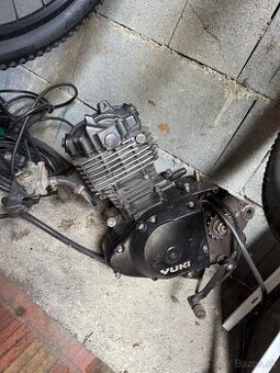 Motor yuki 125