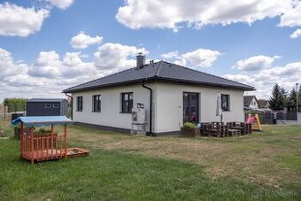 Nový 4-izbový bungalov pri Košiciach už so strechou a oknami