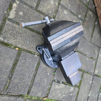 Otočný liatinový zverák 150 mm