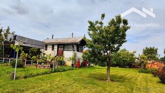 Rozľahlý slnečný pozemok s chatkou a ovocným sadom