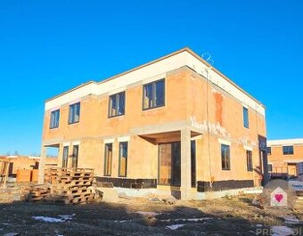 VEĽKORYSO RIEŠENÝ 4 izbový RD-128 m2 S TEP. ČERPADLOM, POZEM