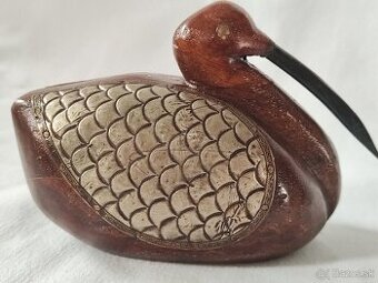 Nádherná dřevěná plastika Kivi s kovovou intarzií