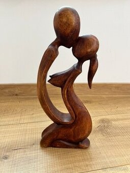 Drevená vyrezávaná soška „Zamilovaný pár“ – výška 40 cm