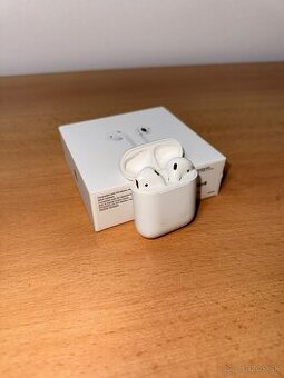 Apple AirPods (2. gen) s nabíjacím puzdrom