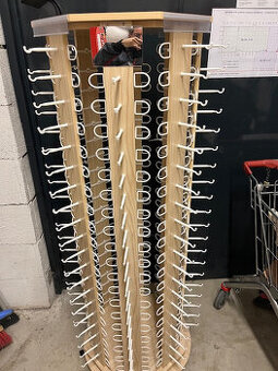 otočné stojany na koliečkach do obchodu