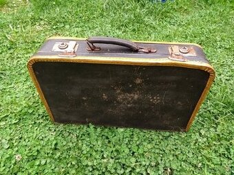 Starý kufor a nábytok