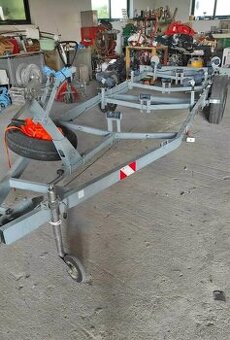 Prívesný vozík na čln