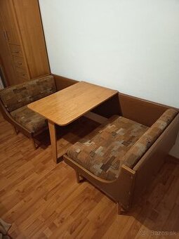 Sedačka, stôl a posteľ v jednom