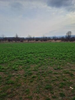 Na predaj stavebný pozemok – Nitrianske Hrnčiarovce (za Lúčk